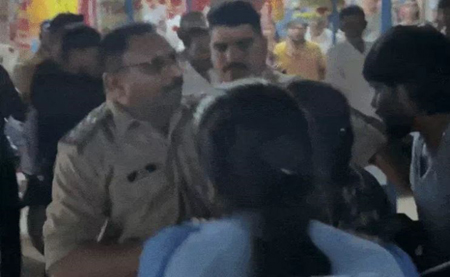 पत्नी चीखती चिल्लाती रही, पति को टीआई घसीटते हुए ले गया थाना,गुस्साए ग्रामीणों ने दिया धरना