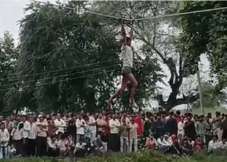 40 फीट ऊंची दही-हांडी फोडऩे के प्रयास 199 युवक तालाब में गिरे