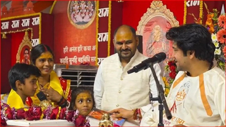 धीरेंद्र शास्त्री की कथा में मुस्लिम महिला ने दो बच्चों संग अपनाया सनातन धर्म, बोली- काली मां की कृपा है