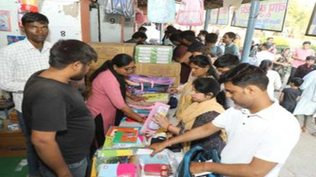 पुस्तक मेले में फर्जीवाड़ा: MRP पर स्टीकर लगाकर किताबें महंगी बेचने वाले दो संचालकों पर FIR