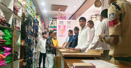 एक ही दुकान पर 12 स्कूलों की यूनिफॉर्म, शिकायतों के बाद जांच में खुलासा; प्रशासन ने किया सील