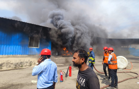 अडाणी पावर प्लांट में आगजनी, कई गाड़ियों में की तोड़फोड़, पुलिस की गाड़ियां पलटाईं