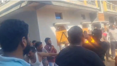 मकान का निर्माण रोकने पहुंची तहसीलदार की टीम, पति-पत्नी ने खुद को लगाई आग