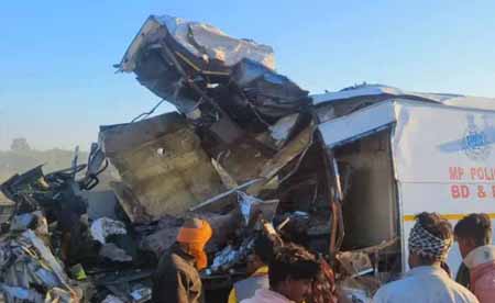 पुलिस वाहन का सागर में हादसा : कंटेनर में भिड़ंत, 4 जवानों की मौत