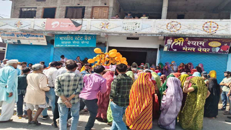 100 वर्ष के पिता की अंतिम इच्छा पर मातम की जगह ढोल-ताशे और डीजे के साथ पूरे गांव ने दी विदाई