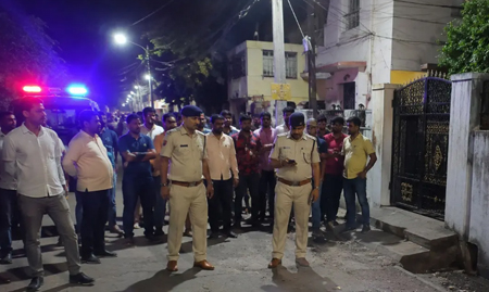 युवकों ने मचाया उत्पात, वकील के घर पर की बमबाजी; होटल में हुआ था विवाद