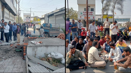 भारी तनाव, भैरव मंदिर का ओटला तोड़ने पर भड़के हिंदू संगठन, पेट्रोल लेकर सड़क पर किया चक्काजाम