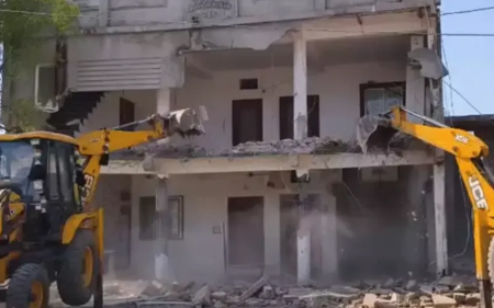 बुलडोजर से ढहाई बीजेपी नेता की शानदार कोठी, 54 लाख हड़पने का आरोप, प्रॉपर्टी डीलर ने किया सुसाइड