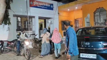 महिलाओं से दोस्ती फिर धोखाधड़ी कर ऐंठ लेते थे रकम, फर्जी कॉल सेंटर पर पुलिस ने मारा छापा, 3 गिरफ्तार