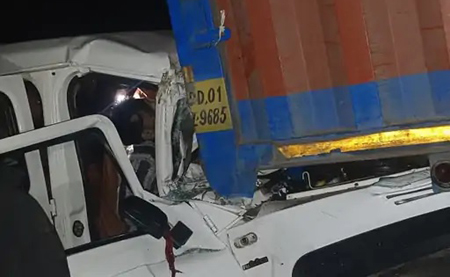 ट्रैक्स क्रूजर, कंटेनर में घुसी, 4 की मौत, 11 से ज्यादा घायल