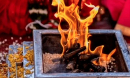 हवन की लकड़ी को लेकर भिड़े दूल्हा-दुल्हन पक्ष: शादी के मंडप में चली कुर्सियां, पंडित की इस बात से हुआ विवाद