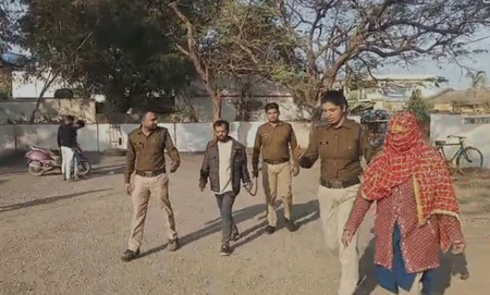 नग्न वीडियो बनाकर ब्लैकमेल कर 56 हजार लूटे, युवती समेत दो आरोपी गिरफ्तार