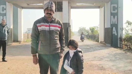 शिक्षिका की क्रूरता: होमवर्क नहीं करने पर UKG की छात्रा को मारा थप्पड़, टूटा हाथ