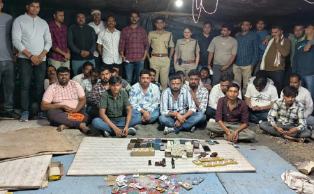 21 जुआरी पकड़े, 22 बाइक, 11 कार समेत 51 लाख का मशरुका जब्त, एक आरोपी से पिस्टल बरामद