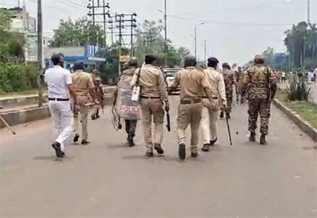 ‘तालिबानी’ सजा! गर्लफ्रेंड को चूमने पर लड़के एवं उसके परिजनों को निर्वस्त्र कर घुमाया, तीन गिरफ्तार