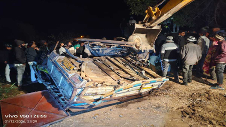 भीषण सड़क हादसे में 3 मौत, शवों को काटकर क्रेन के सहारे बाहर निकाला