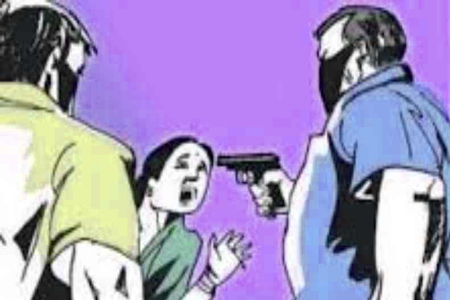 दर्शन करने गए परिवार पर बदमाशों का हमला: लूटपाट के बाद 13 साल की बेटी को गाड़ी से खींचकर ले गए लुटेरे, हुई FIR