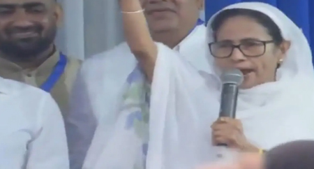 ईद पर ममता का नारा- भाजपा हटाओ देश बचाओ, PM मोदी को बताया घुसपैठिया, केंद्र पर लगाया वोट छीनने का आरोप