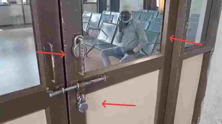 अस्पताल इलाज कराने आए मरीज को OPD में ताला लगाकर किया कैद