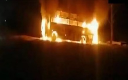 चलती एंबुलेंस में लगी भीषण आग, नवजात और डॉक्टर समेत 4 लोगों की जिंदा जलकर मौत