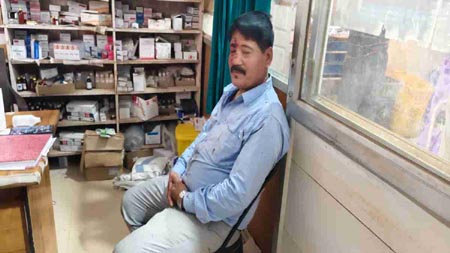 नायब तहसीलदार को बदमाशों ने लात और पत्थर से मारा, भाग कर बचाई जान