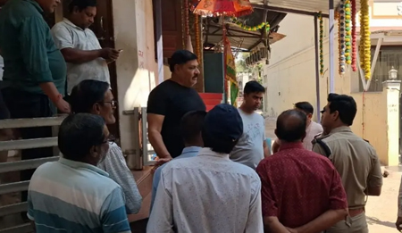 पुलिस की वर्दी में बड़ी वारदात : इनकम टैक्स अधिकारी बनकर कॉन्ट्रेक्टर के घर से 50 तोला सोने के जेवर, नकदी लूट ले गए