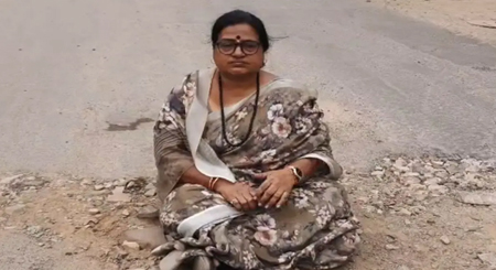 सड़क के गड्ढे में बैठी भाजपा पार्षद, 3 साल से खराब रोड पर अनोखा विरोध