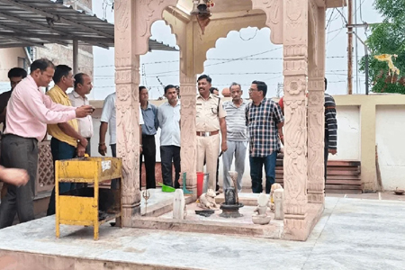 पत्नी भोलेनाथ की पूजा में रहती थी व्यस्त, गुस्साए पति ने शिवलिंग को किया क्षतिग्रस्त