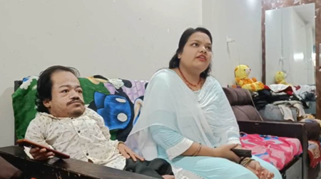 ढाई फीट के पति को गोद में लेकर चलती है 5 फीट की पत्नी, घर से भागकर की थी लव मैरिज