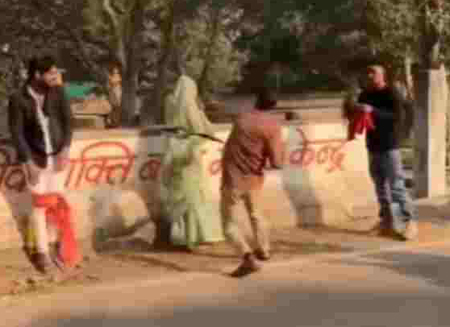 बीच सड़क पत्नी को दूसरे युवक के साथ देख भड़का पति, की बेल्ट से ताबड़तोड़ पिटाई