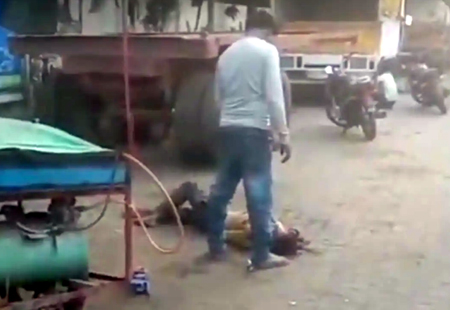 एमपी में फिर पेशाब कांड : दिव्यांग युवक पर एक शख्स ने बीच बाजार पेशाब किया