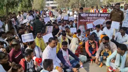 डॉक्टर की लापरवाही युवती के पेट से निकली कैंची, न्याय के लिए परिजनों ने कलेक्ट्रेट में भरी हुंकार