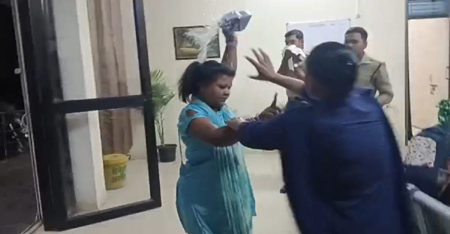 थाने में हाई-प्रोफाइल ड्रामा: महिला ने पुलिस के सामने खुद पर उड़ेला पेट्रोल, 5 लाख रिश्वत मांगने का आरोप