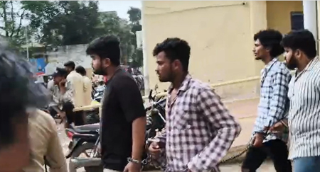 चार युवकों ने आरक्षक को मारे थप्पड़, वर्दी भी फाड़ी