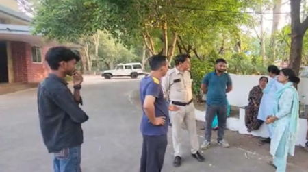 टीचर की पिटाई के बाद छात्र की मौत, परिजनों का अस्पताल में हंगामा, SIT जांच शुरू