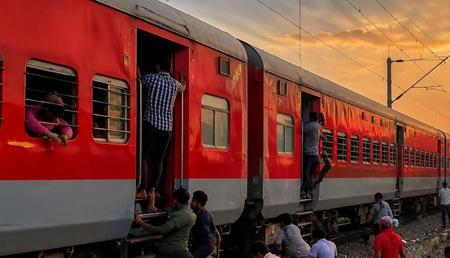दर्दनाक रेल हादसा: आग की अफवाह से चलती ट्रेन से कूदे यात्री, पातालकोट एक्सप्रेस की चपेट में आने से 8 की मौत