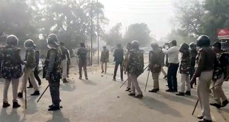 रेप केस में फांसी की मांग तेज , प्रदर्शन के दौरान पथराव, छोड़े आंसू गैस के गोले; आरोपी फरार