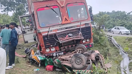 भीषण सड़क हादसा, टेम्पो पर पलटा कंटेनर, 7 की मौत, कई घायलों की हालत गंभीर