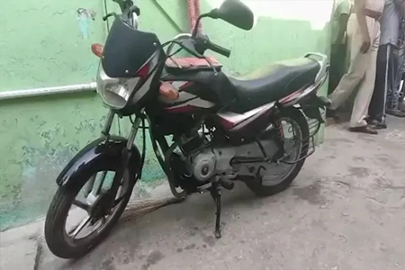 रात भर चालू छोड़ दी बाइक, बंद कमरे में भर गया धुआं, नींद में ही हमेशा के लिए सो गया पूरा परिवार, 4 की मौत