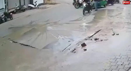 40 करोड़ की सड़क धंसी, गोराकुंड में पानी की पाइपलाइन फूटी