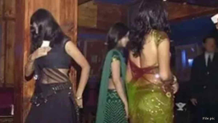 लॉज में चल रहा था गंदा काम: संदिग्ध हालत में 10 लड़कियों के साथ पकड़ाए 8 लड़के