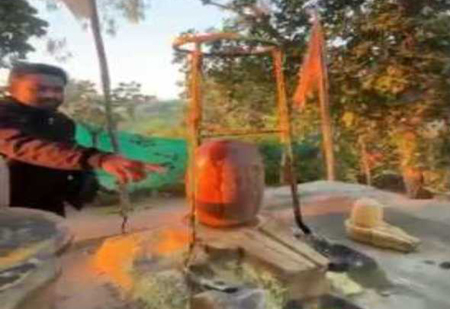 आस्था से खिलवाड़ः शिवलिंग पर डाला मटन का ग्रेवी, जलपात्र में मिला मांस का टुकड़ा, मचा बवाल