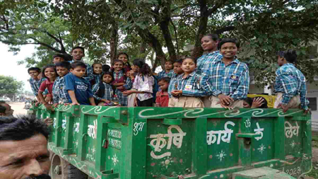 ट्रॉली में देश का भविष्य ! सांदीपनि विद्यालय के पास वाहन का अभाव, ट्रैक्टर में स्कूल पहुंचे बच्चे