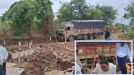 निरीक्षण करने के दौरान ट्रक समेत धंस गई पूरी सड़क, इंजीनियर अपने पूरे अमले के साथ जान बचाकर भागे