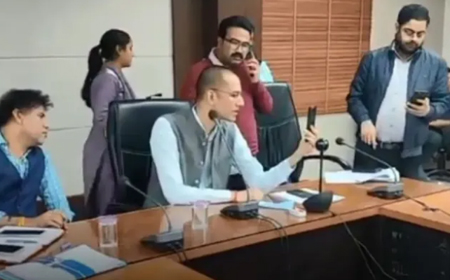 ‘वीडियो कॉल’ पर 13 कर्मचारी सस्पेंड, एक्शन मोड में आए ‘कलेक्टर’